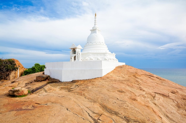 스리랑카의 티사마하라마 시 근처에 있는 키린다 비하라야 사원 스투파. Kirinda는 Kirinda 해변의 거대한 바위 바위 위에 지어진 불교 사원입니다.