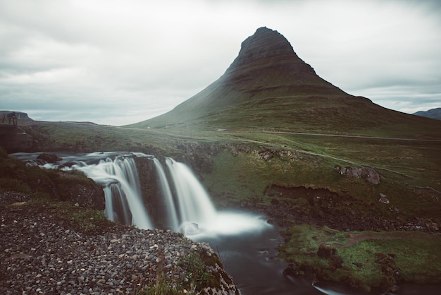 Kirkjufell-berg en waterval