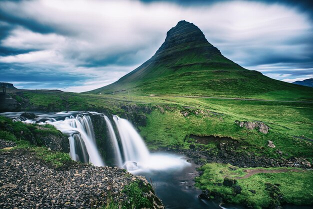 Kirkjufell-berg en waterval