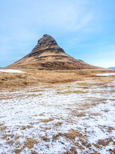 Kirkjufellは、アイスランドの最も人気のあるランドマークである教会の山を意味します。