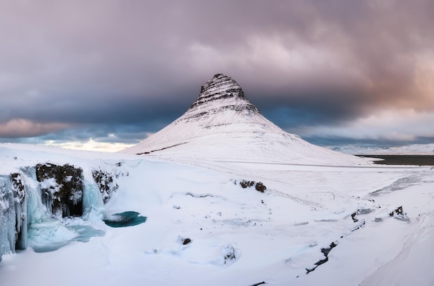 Kirkjufell 산 아이슬란드 Kirkjufellsfossfoss 폭포 겨울 풍경 눈과 얼음 아이슬란드 여행의 인기있는 장소