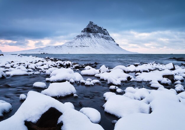Kirkjufell山アイスランド冬の風景山と海雪と氷アイスランドを旅行するのに人気の場所