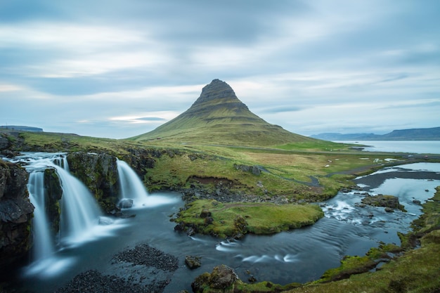 여름의 Kirkjufell 산. 아이슬란드