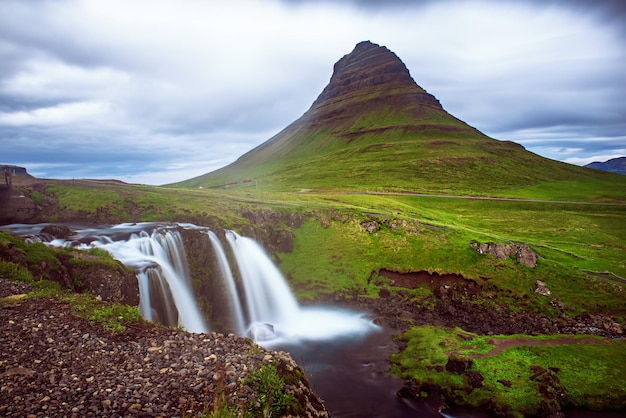 아이슬란드의 Kirkjufell 산과 폭포는 자연 배경을 여행합니다.