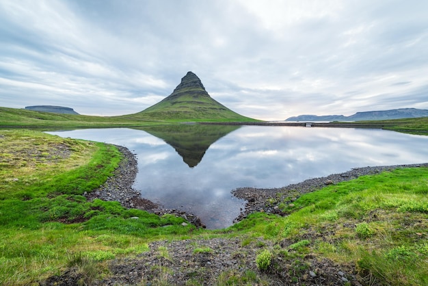 Foto kirkjufellsfoss de mooiste waterval van ijsland