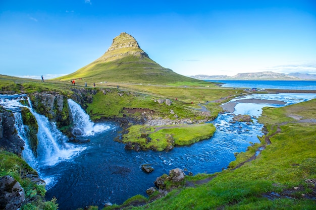 Kirkjufellsfoss、夏の朝。アイスランド