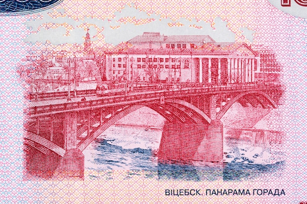 Foto kirov bridge e un frammento della città di vitebsk dal denaro bielorusso