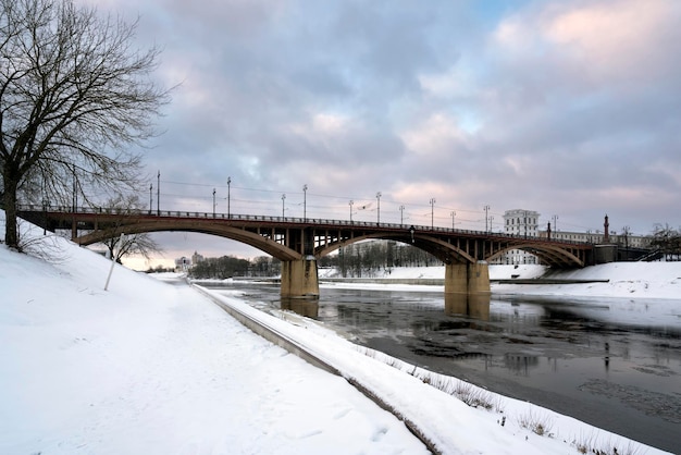 화창한 겨울날 Vitebsk Belarus에서 Western Dvina를 가로지르는 Kirovsky 다리