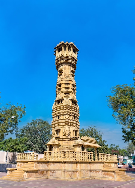 Foto kirti stambha tower van de hutheesing jain tempel in ahmedabad gujarat staat van india