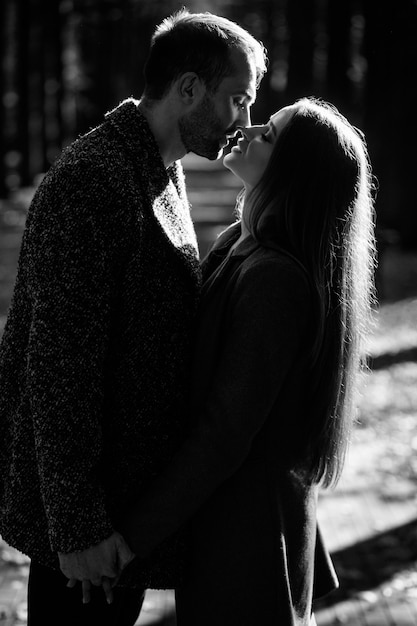 Photo kissing a couple in love in backlight