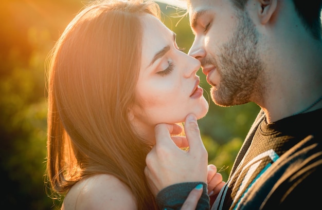 Photo kissing couple in love portrait of young beautiful couple kiss in an autumn sunny day