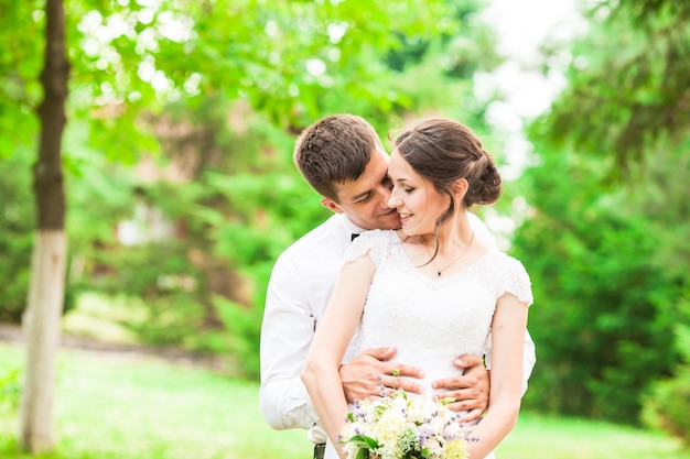 屋外での結婚式でカップルにキス