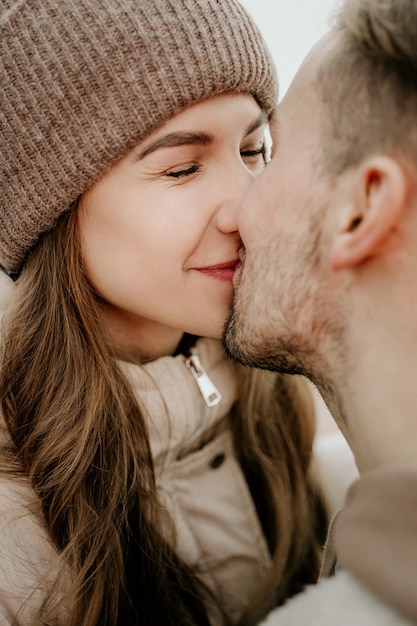 冬の屋外でカップルにキス