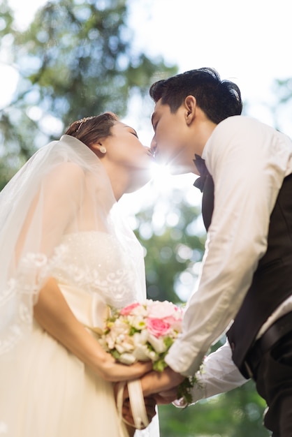 写真 結婚式のカップルにキス