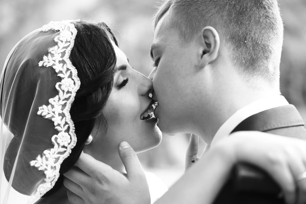 Photo kissing wedding couple