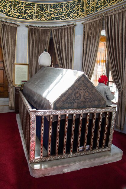 Foto kisten in een ottomaans-turkse mausoleumgraf