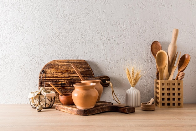 Sfondo cucina di cucina ecologicamente pulita di una casa di campagna utensili da cottage realizzati con materiali naturali su un piano di lavoro in legno