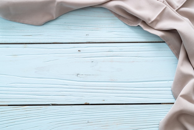 Фото Кухонная ткань (салфетка) на синей деревянной стене