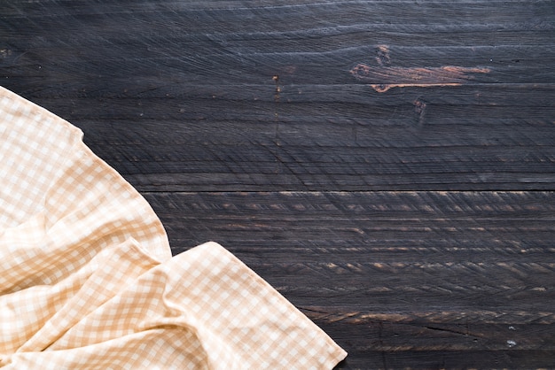 Panno della cucina (tovagliolo) su fondo di legno