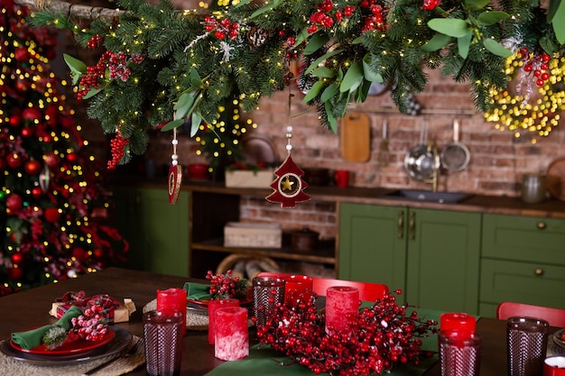 新年とクリスマスのために装飾されたキッチン。