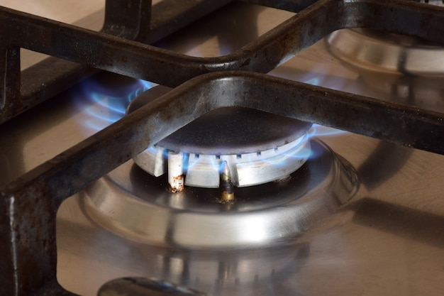 Кухонная газовая плита с раскаленной горелкой синего пламени