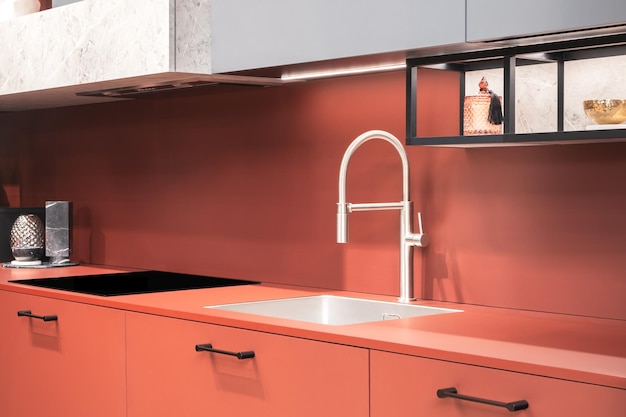 주방 인테리어, 고급 믹서가 있는 현대적인 주방, 아침 식사 개념, 주방 배경, 건강한 식생활 개념, 회색 빨간색 톤의 현대적인 주방 인테리어