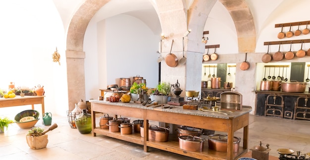 Interno della cucina con vecchie pentole e credenza