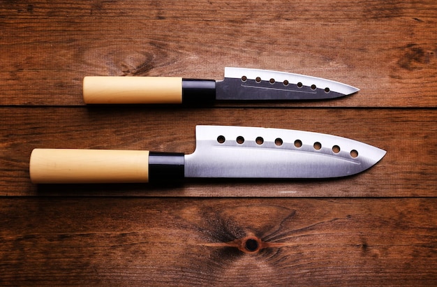 Foto coltelli da cucina su sfondo di legno