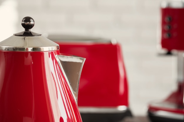 Photo kitchen shelf with red utensils and dishware