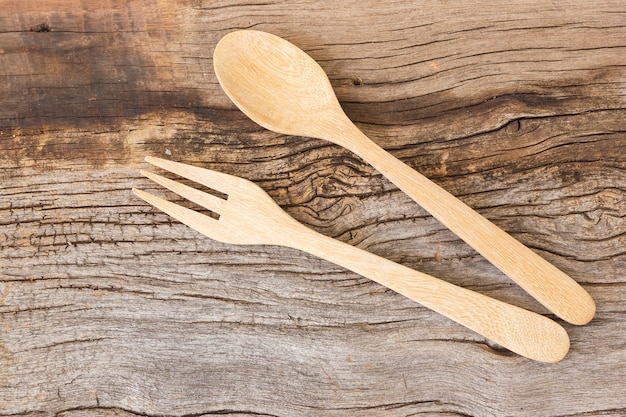 Foto utensili da cucina su fondo in legno.