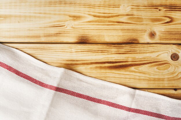 Foto asciugamano o tovagliolo di cucina sopra la tavola di legno.