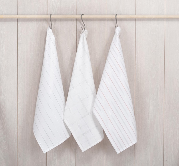 Photo kitchen towels hanging on wooden background