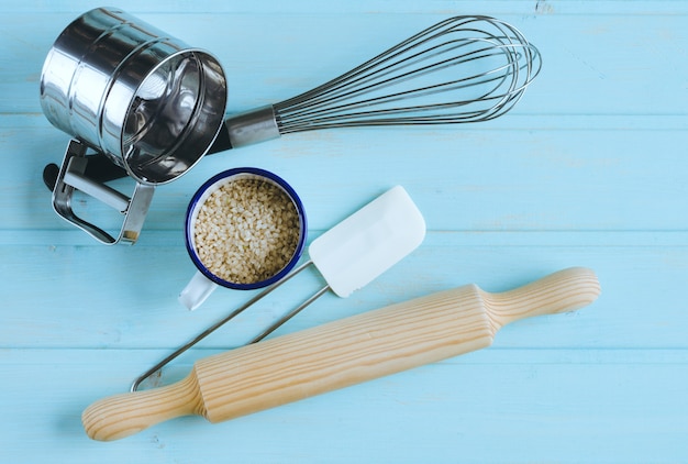 Foto utensili da cucina su fondo di legno blu. vista dall'alto.