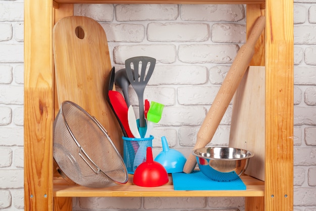 Кухонная утварь и посуда на деревянной полке