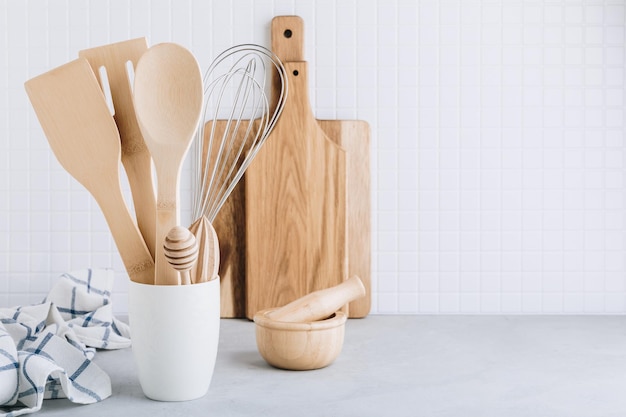 Фото Кухонная утварь кухонные деревянные инструменты и посуда белый современный фон интерьера кухни