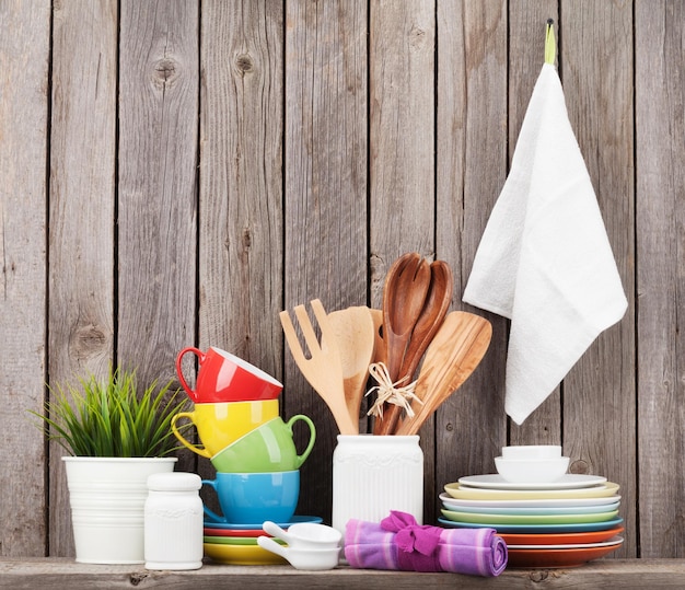 Photo kitchen utensils on shelf