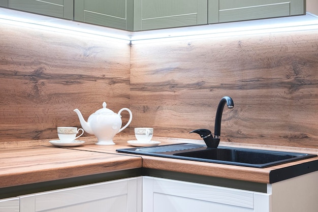 木製キッチン インテリアの黒い蛇口とキッチン水ミキサー モダンなキッチン洗面台