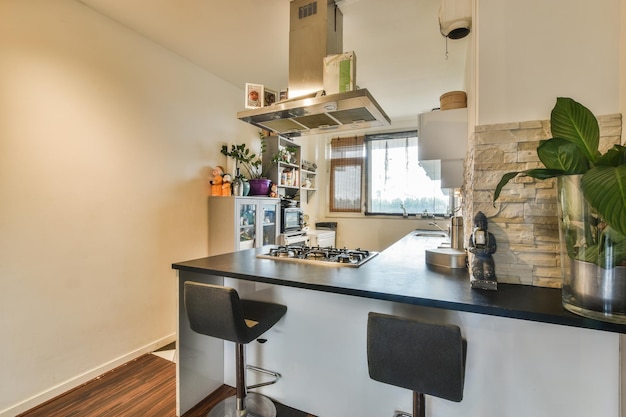 Photo a kitchen with a black counter top and a stove