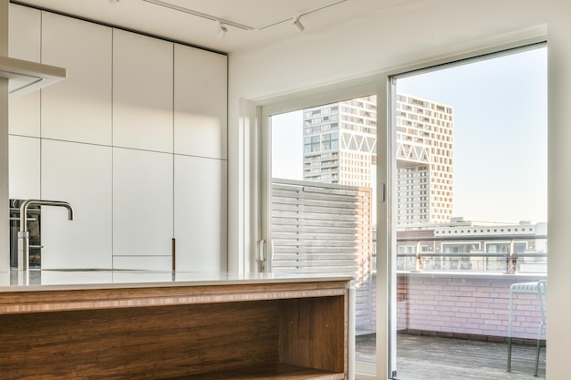 Foto una cucina con una grande finestra che si affaccia su una città