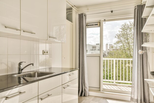 Photo a kitchen with a sink and a window