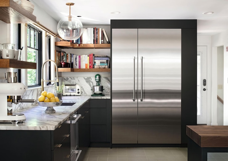 Photo a kitchen with a stainless steel refrigerator and a black countertop
