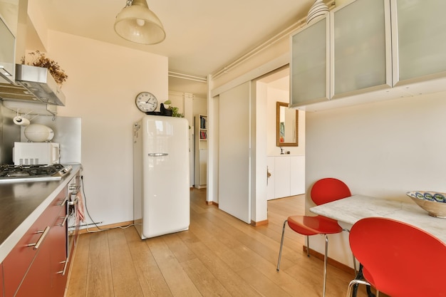 Photo a kitchen with a table and chairs and a refrigerator