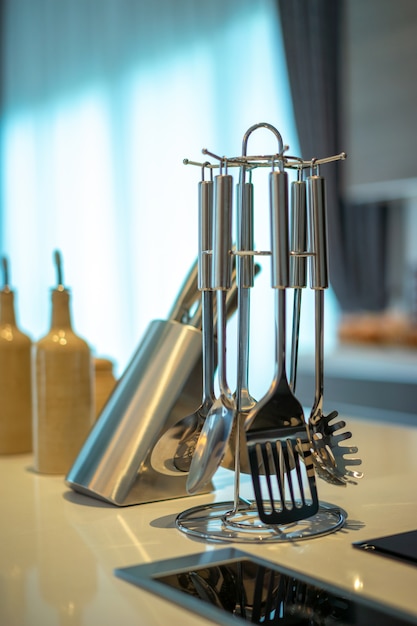 Photo kitchenware. set of modern kitchen utensil (spatula, whisk and slotted spoon and spaghetti