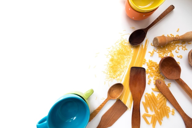 Kitchenware set van houten lepel en vork op witte achtergrond Afbeelding