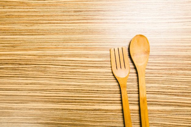 Foto utensili da cucina su fondo in legno