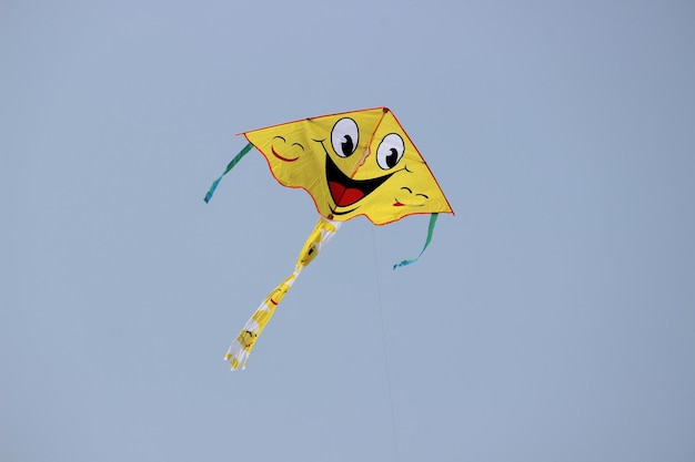 Foto un aquilone che vola contro un cielo limpido