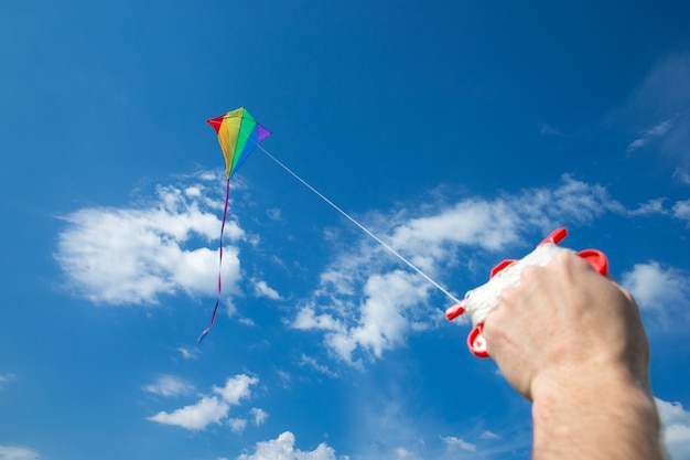 Aquilone che vola nel cielo tra le nuvole