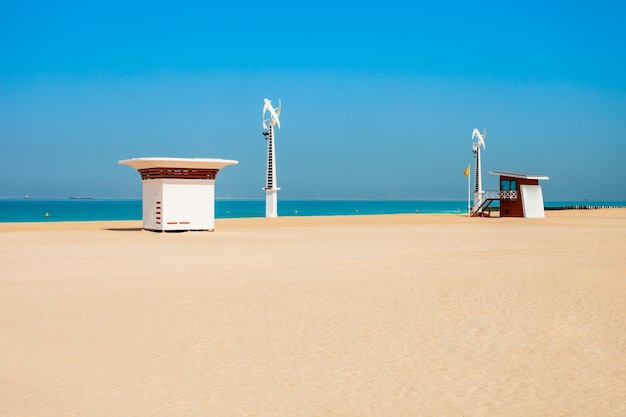 Spiaggia pubblica degli aquiloni a dubai emirati arabi uniti