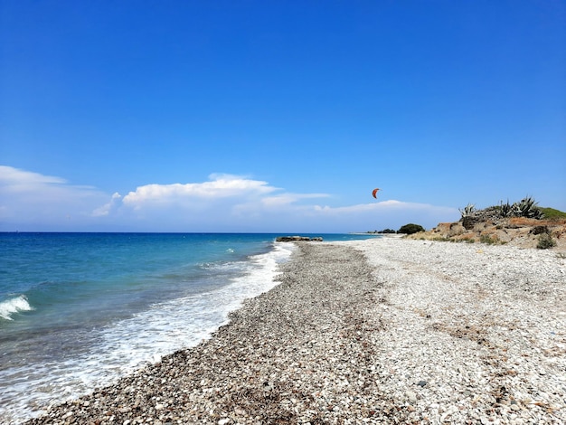 Kiteboarder vang de wind in de Rhodos Egeïsche Zee Extreme watersport