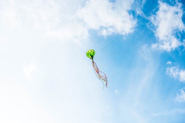 I colori degli aquiloni nel cielo azzurro